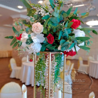 Высокие вазы с композициями на столы гостей