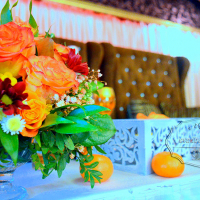 Президиум только цветы и цветы на столы гостей